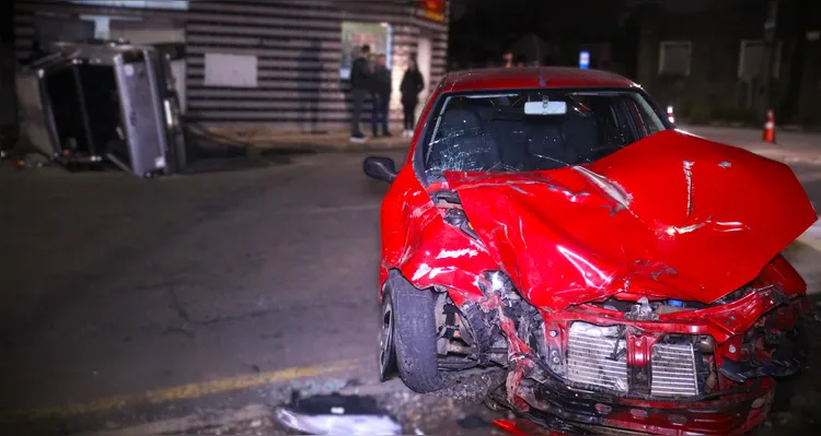 Acidente aconteceu no cruzamento de ruas, na região da 'Palmeirinha'.