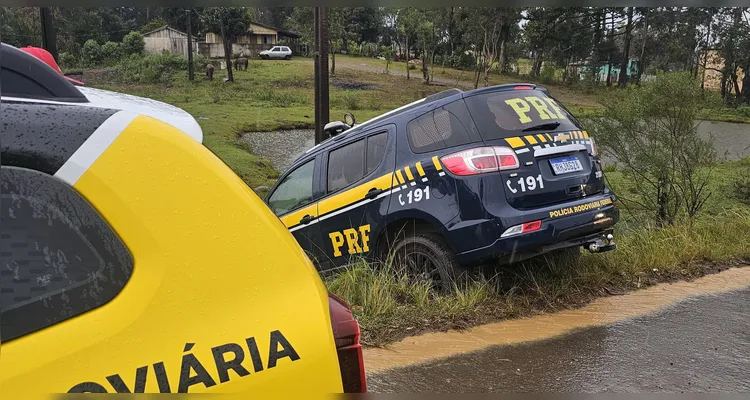 Durante perseguição, carro da PRF se acidenta em Inácio Martins