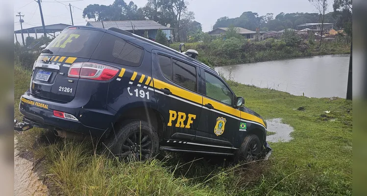 Durante perseguição, carro da PRF se acidenta no Paraná