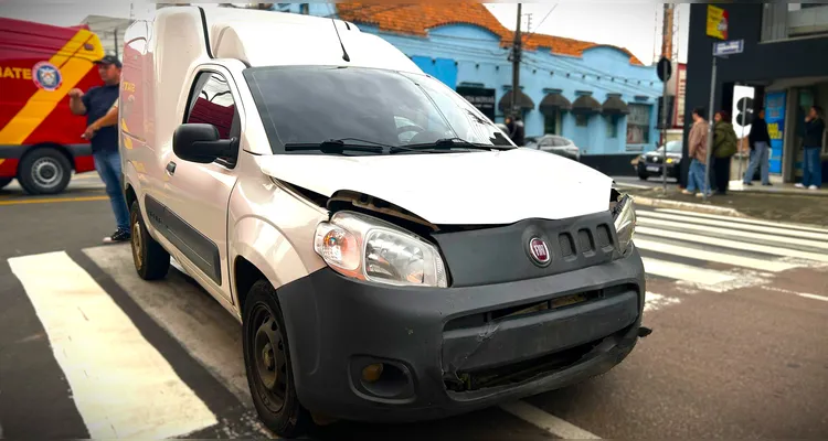 Parte da frente da Fiorino ficou danificada.