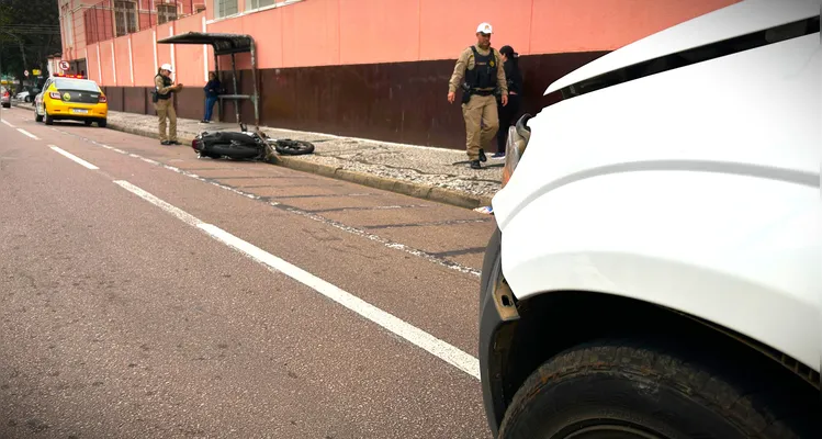Motocicleta parou ao chão, após o acidente de trânsito.