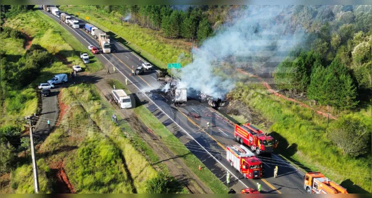 Veículos pegaram fogo após a colisão frontal.