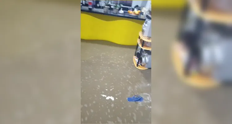 Família de PG tem casa alagada após fortes chuvas no Boa Vista; veja