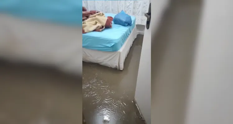 Família de PG tem casa alagada após fortes chuvas no Boa Vista; veja