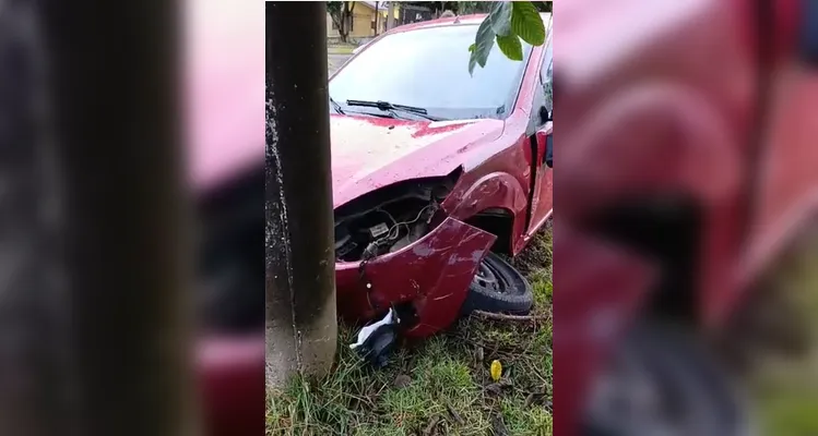 Carro tomba após colisão no bairro Boa Vista em PG