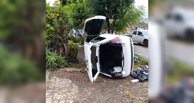 Carro tomba após colisão no bairro Boa Vista em PG