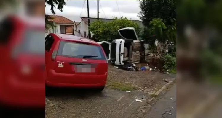Carro tomba após colisão no bairro Boa Vista em PG