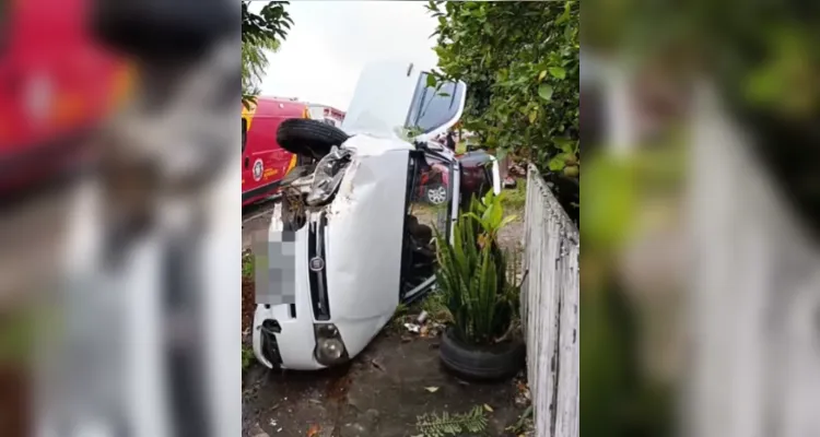Carro tomba após colisão no bairro Boa Vista em PG
