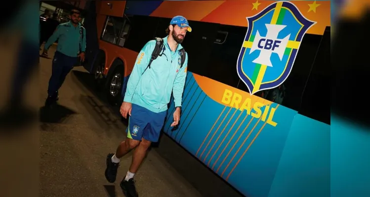 Goleiro Alisson, campeão da Premier League pelo Liverpool