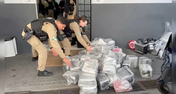 Polícia Militar do Paraná realiza apreensão milionária de drogas na região sul da capital paranaense -