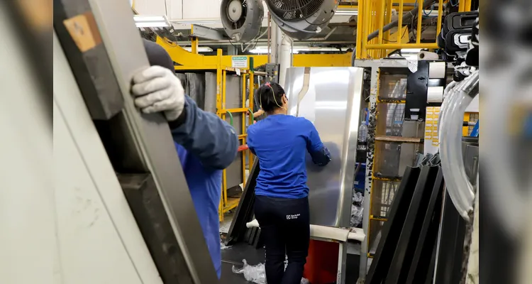 Produção de eletrodomésticos na fábrica da Electrolux em Curitiba