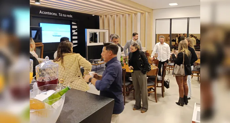 Schalon apresenta nova linha de esquadrias em evento no Grupo aRede