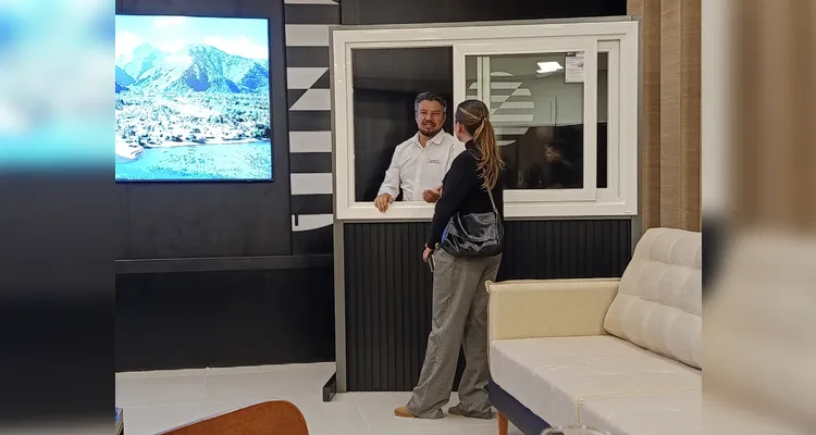Schalon apresenta nova linha de esquadrias em evento no Grupo aRede