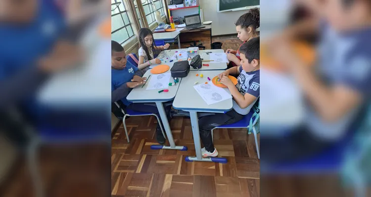Os alunos realizaram atividades práticas utilizando massinha de modelar