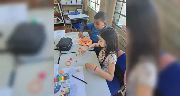 Os alunos realizaram atividades práticas utilizando massinha de modelar.