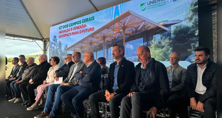 Representantes da Unilivre e várias lideranças políticas estiveram presentes no lançamento da pedra fundamental do Instituto de Ciência e Tecnologia -