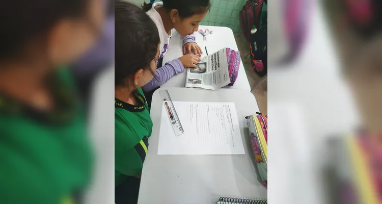 Teorias e práticas no estudo comunicacional foram envolvidos em sala de aula.
