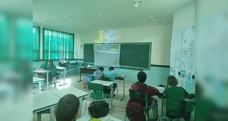 Teorias e práticas no estudo comunicacional foram envolvidos em sala de aula.