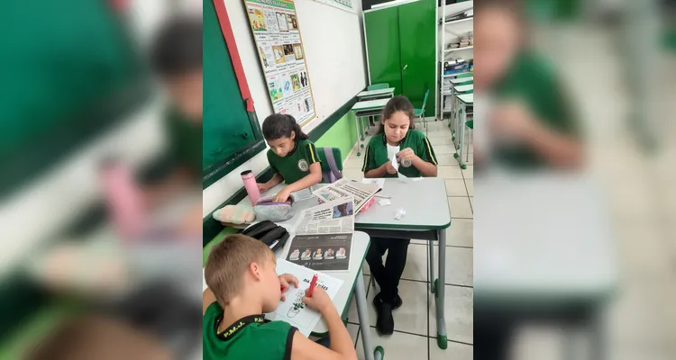 Educandos puderam colocar a 'mão no jornal' e elaborar criativos trabalhos.