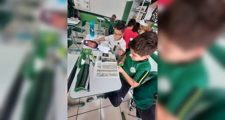 Educandos puderam colocar a 'mão no jornal' e elaborar criativos trabalhos.