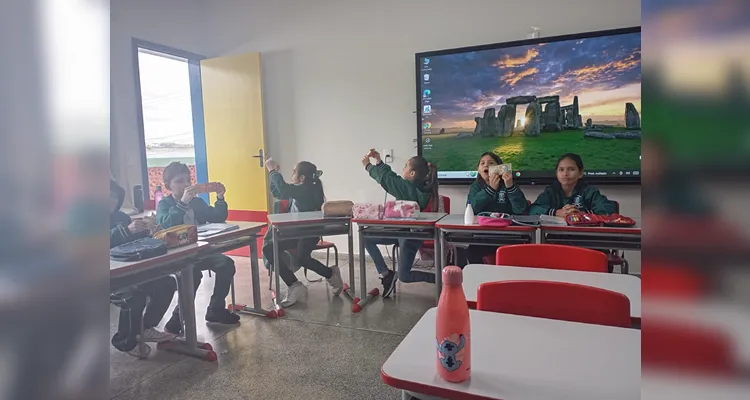 Veja alguns registros do trabalho 'monetário' em sala de aula.