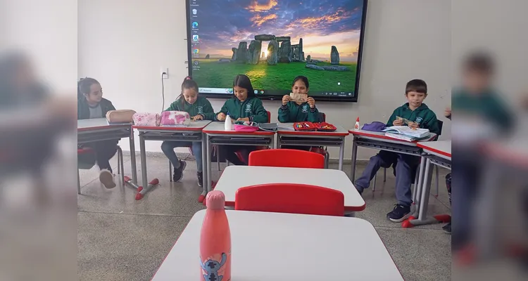 Veja alguns registros do trabalho 'monetário' em sala de aula.