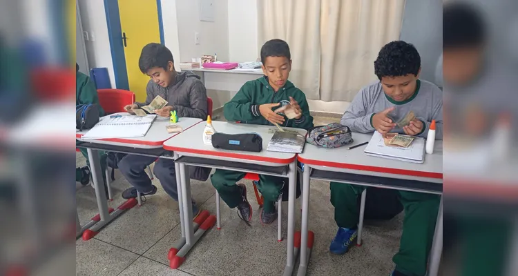 Veja alguns registros do trabalho 'monetário' em sala de aula.
