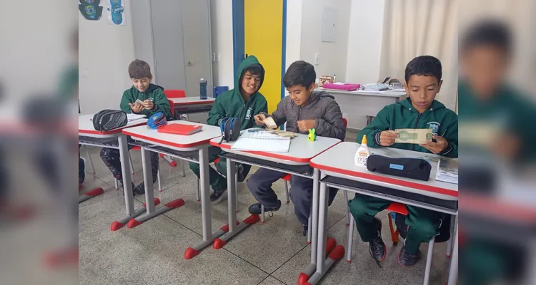 Veja alguns registros do trabalho 'monetário' em sala de aula.