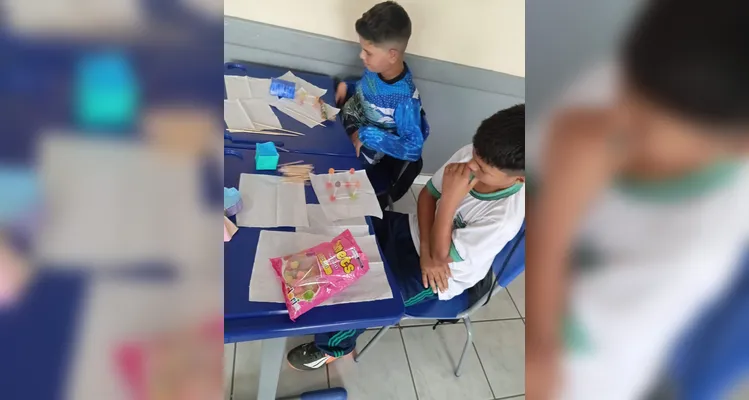 Em duplas e grupos, educandos puderam extrair ao máximo o conteúdo matemático.