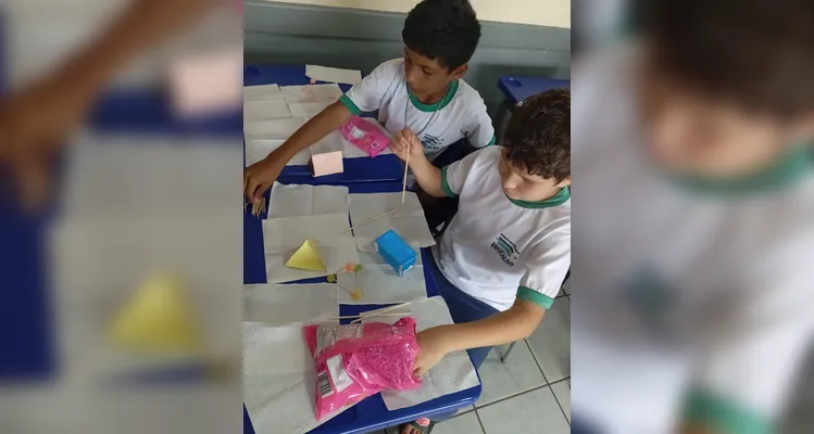 Em duplas e grupos, educandos puderam extrair ao máximo o conteúdo matemático.