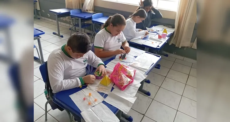 Em duplas e grupos, educandos puderam extrair ao máximo o conteúdo matemático.