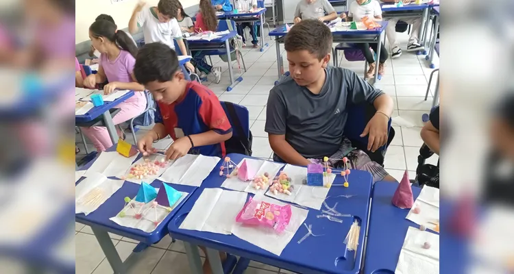 Em duplas e grupos, educandos puderam extrair ao máximo o conteúdo matemático.