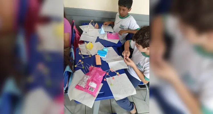 Em duplas e grupos, educandos puderam extrair ao máximo o conteúdo matemático.
