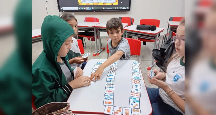 Professora destacou cooperação entre alunos para superar desafios do jogo.