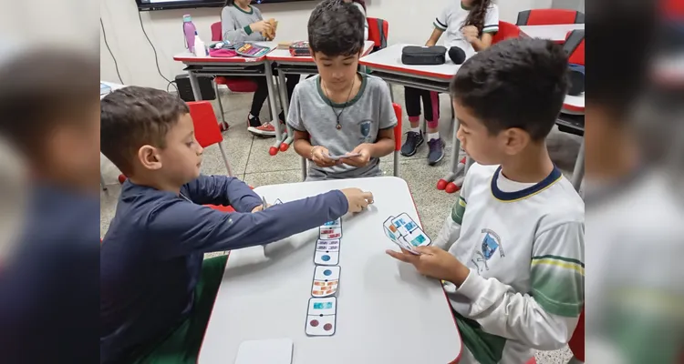 Professora destacou cooperação entre alunos para superar desafios do jogo.
