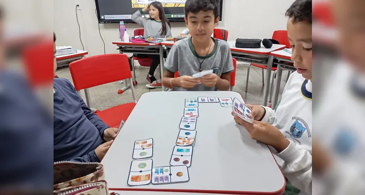 Professora destacou cooperação entre alunos para superar desafios do jogo.