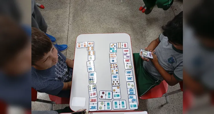 Professora destacou cooperação entre alunos para superar desafios do jogo.