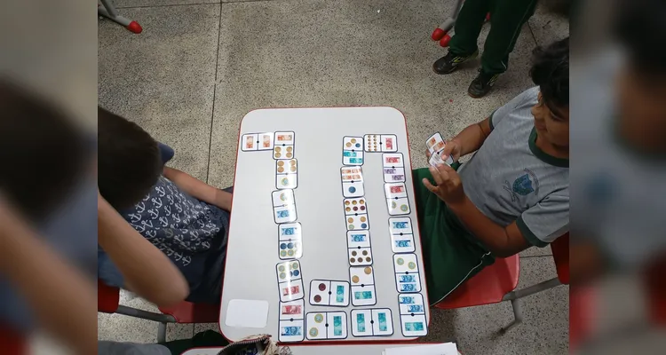 Professora destacou cooperação entre alunos para superar desafios do jogo.