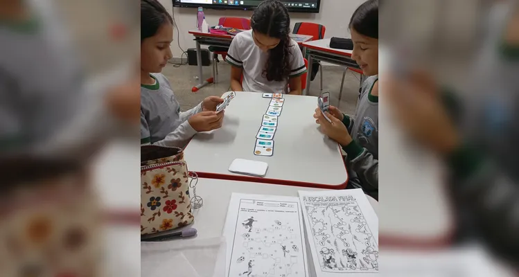 Professora destacou cooperação entre alunos para superar desafios do jogo.