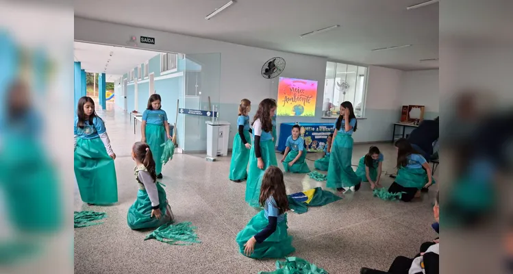 Veja os registros da coreografia apresentada aos colegas.