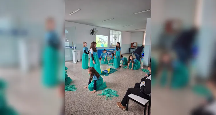 Veja os registros da coreografia apresentada aos colegas.