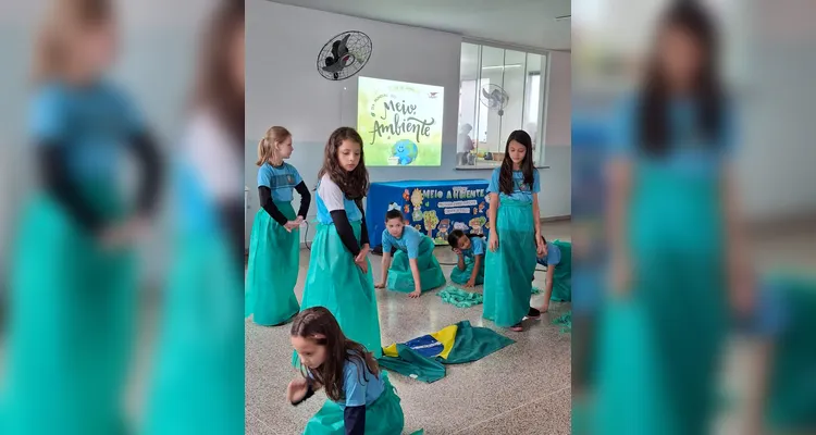 Veja os registros da coreografia apresentada aos colegas.