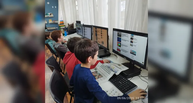 Educandos puderam imergir nas notícias de ambos os formatos.