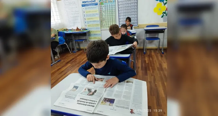 Educandos puderam imergir nas notícias de ambos os formatos.