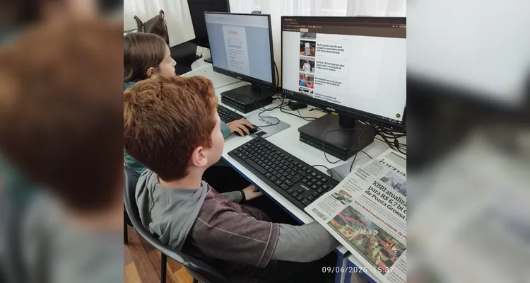 Educandos puderam imergir nas notícias de ambos os formatos.