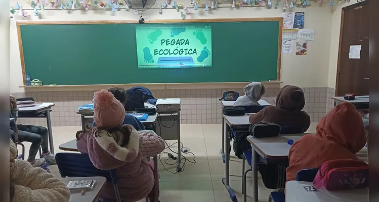 Trabalho contou com diversificados momentos em sala de aula, convergindo para práticas ambientais.