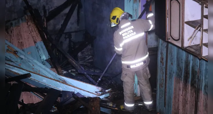Corpo de Bombeiros fez rescaldo da estrutura.