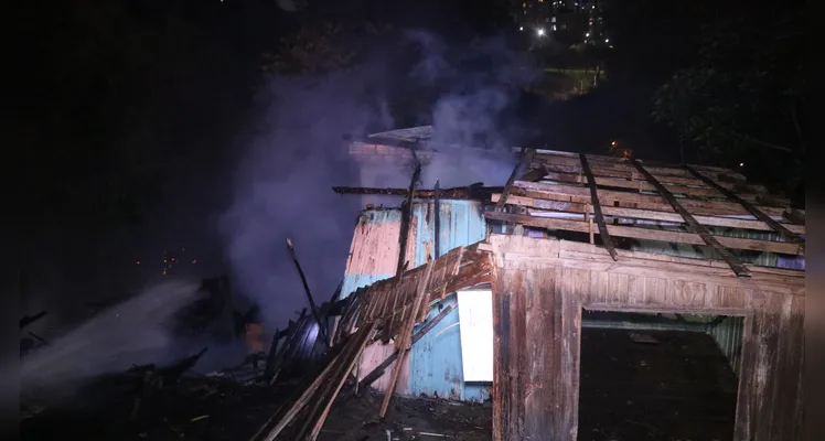 Corpo de Bombeiros fez rescaldo da estrutura.