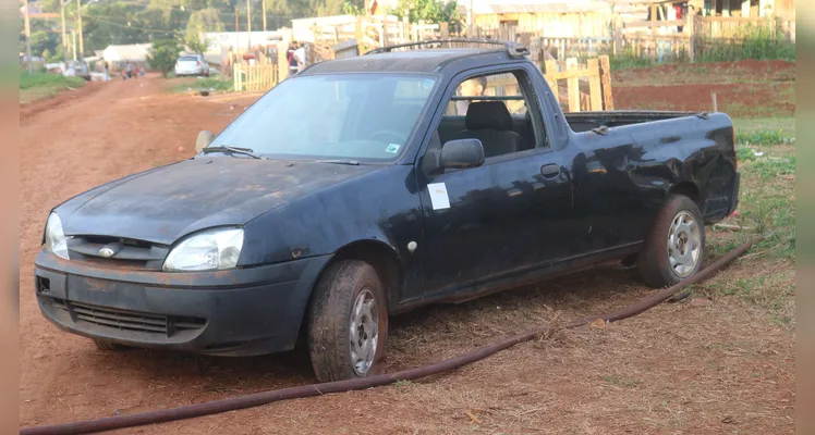 Carro foi afastado do local do incêndio.