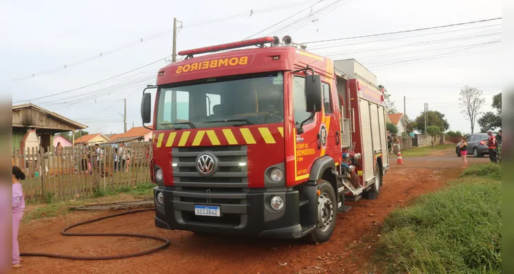 Bombeiros militares controlaram o fogo.